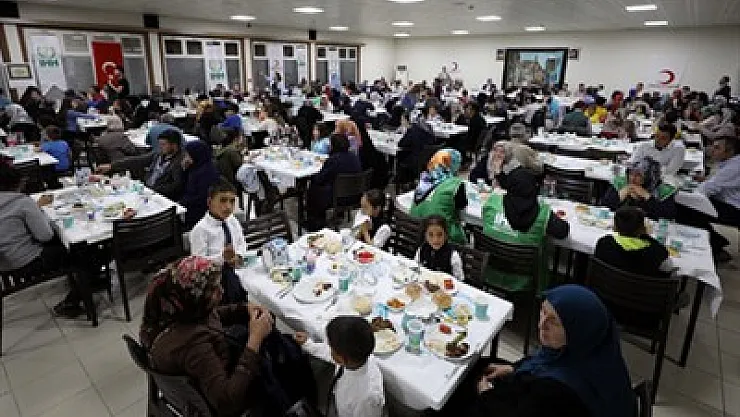 Yetim çocuklar kardeşlik iftarında buluştu