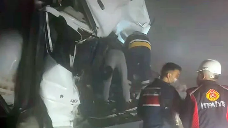 Yoğun Sis Kaza Getirdi. Yol Kapandı