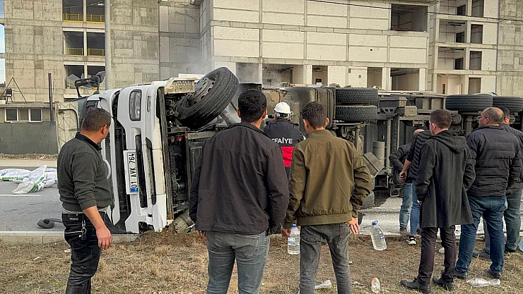 Yola Devrilen Tırda Çıkan Yangına İlk Müdahaleyi Jandarma Yaptı