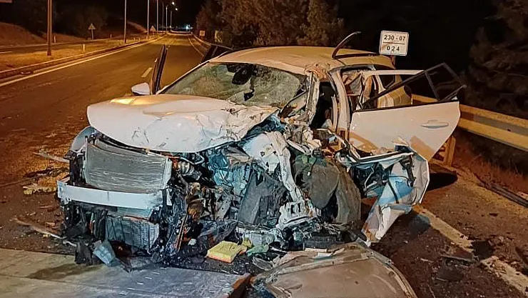 Yolcu Otobüsüyle Otomobil Kafa Kafaya Çarpıştı: 1 Ağır Yaralı