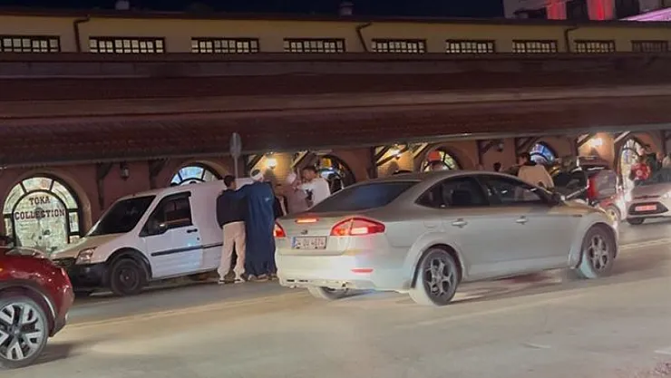 Yolunda İlerleyen Araca Çarpıp Sürücüsünün Üzerine Yürüdüler