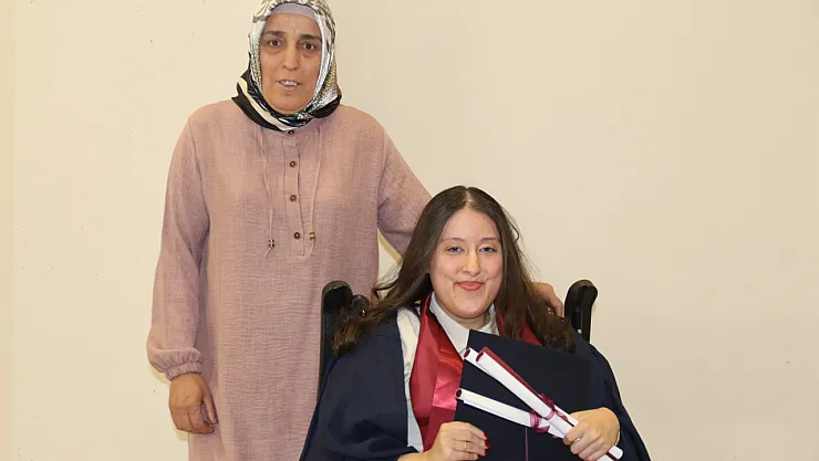 Yüzde 90 Engelli Kızının Eğitimi İçin 21 Yıldır Çabalayan Anne Mezuniyet Gururu Yaşadı