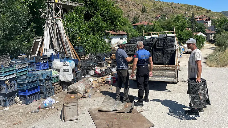 Zabıta Çevreye Hurda Ve Mobilya Eşyası Atan Kişiyi Suçüstü Yakaladı, Bir De Üstüne Seyyar Kavun Karpuz Satıcısı Çıktı