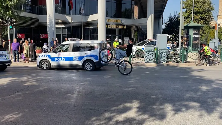 Zafer Bayramı Kutlamalarında Polisin Gözü Önünde Bisikletiyle Tek Teker Kaldırdı