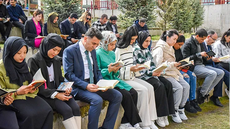 Kampüste Kitap Okuma Etkinliğine Öğrencilerden Yoğun Katılım