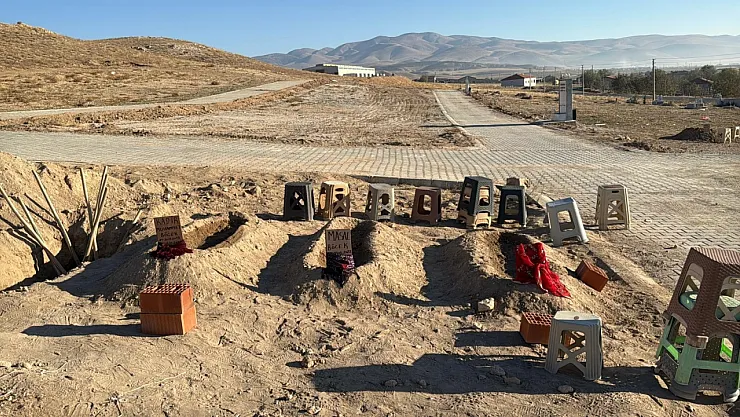 Zehirlenme Faciasında Hayatlarını Kaybetmişlerdi... Mezar Taşına Duvak...