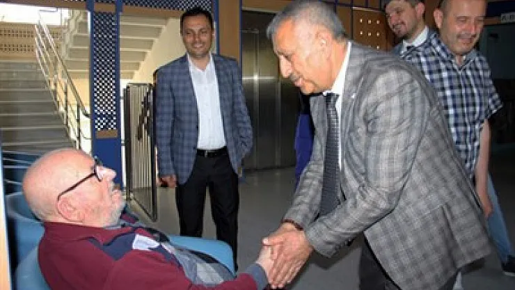 Zeybek, huzurevi sakinlerini ziyaret etti