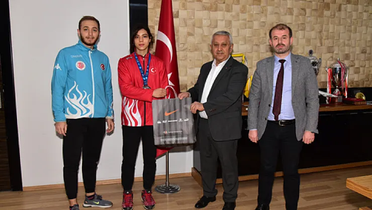 Zeybek'ten Şampiyon Kocakuş'a hediye