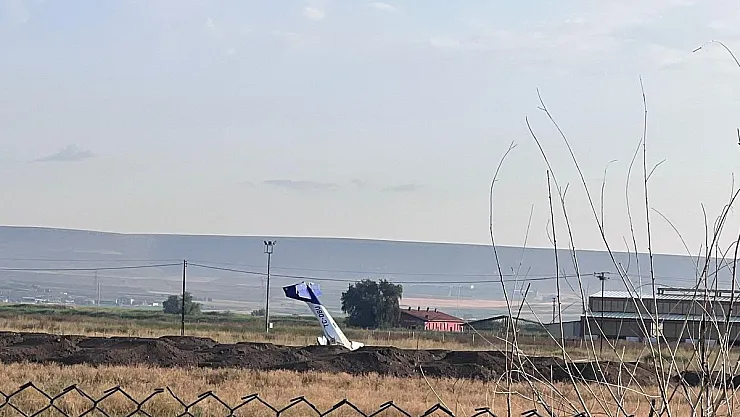 Zorunlu iniş yapan uçak günün aydınlanmasıyla görüntülendi