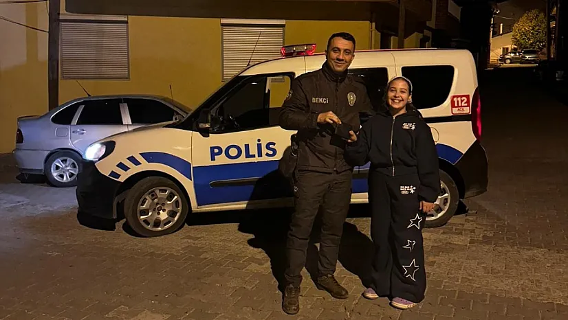 11 Yaşındaki Eslem'den Örnek Davranış! İçi Para Dolu Cüzdanı Polise Teslim Etti