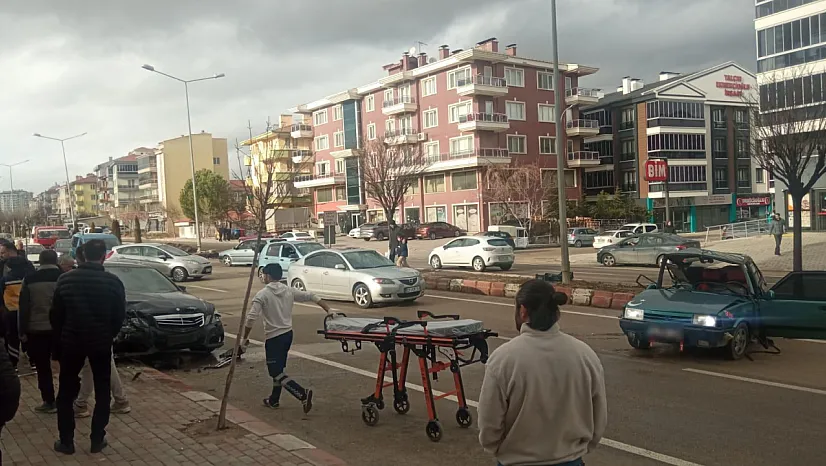 Afyon'da Bu Kavşak Neden Kapanmıyor? Yine Kaza, Yine Yaralı
