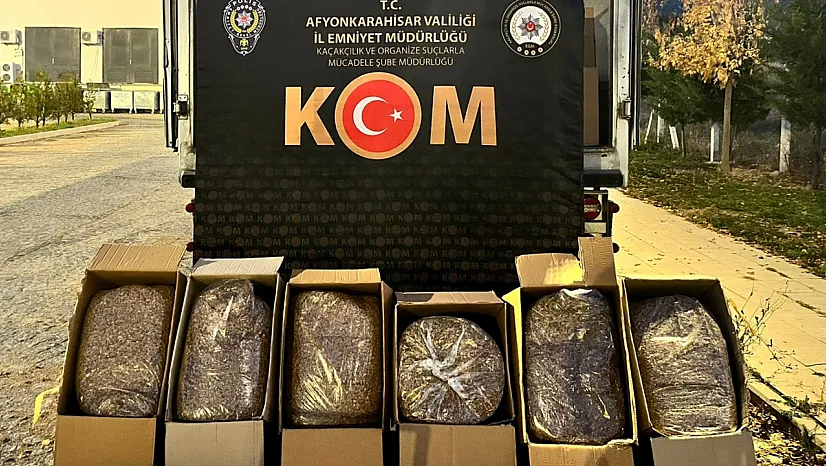 Afyon'da İki Ayrı Aramada Kaçak Makaron Ve Tütün Ele Geçirildi