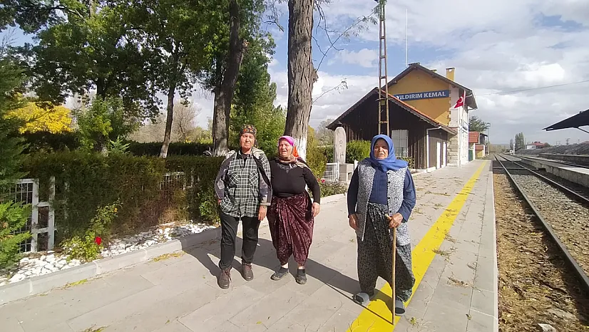 Afyon'da Köyde Ekmek Krizi: Haftada Bir Gelen Bakkalı Bekliyorlar!