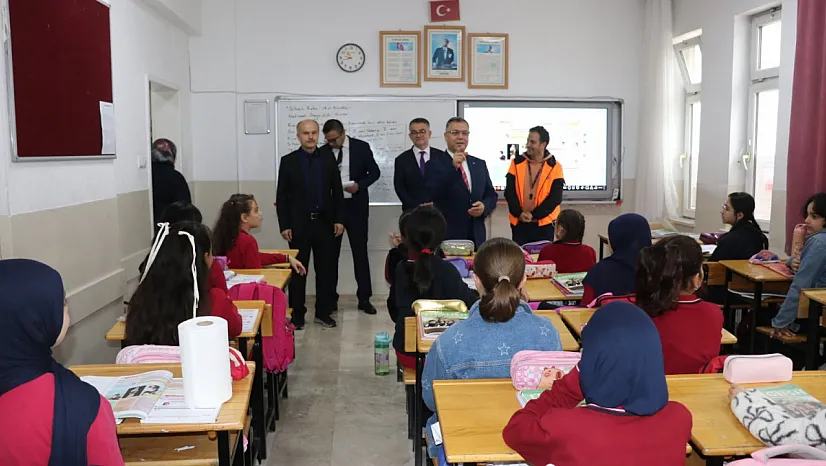 Afyonkarahisar'da Okul Sıralarında Samimi Buluşma