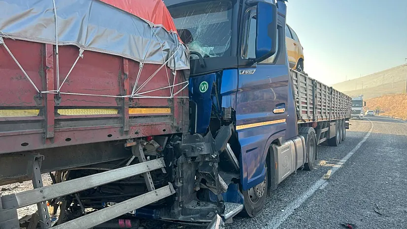 Afyonkarahisar'da Tır Tırla Çarpıştı