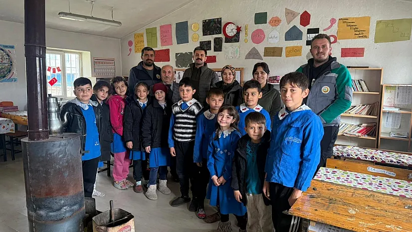 Altıntaş'ta Öğrenciler Fidanları Toprakla Buluşturdu