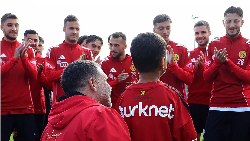 Ameliyatla Görme Kabiliyetini Kazan Hamit, Eskişehirspor Antrenmanını Seyretti