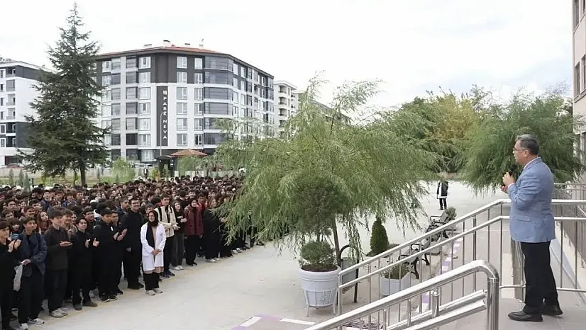 Bayrak Töreninde Dikkat Çeken Mesaj!