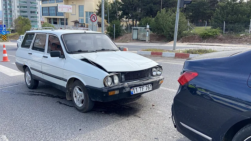 Bilecik'te İki Otomobil Çarpıştı: 1 Yaralı