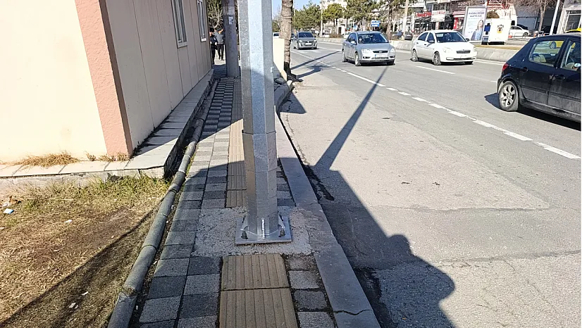 Bu Kadarı da Olmaz: Engelli Yoluna Elektrik Direği Dikildi