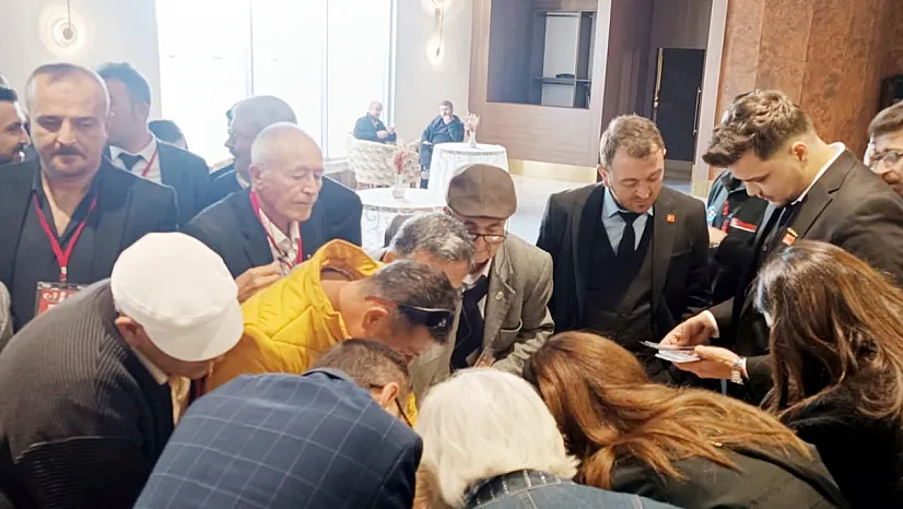 CHP'li Delegelere 'Çav Bella' ve Kufi'li Karşılama