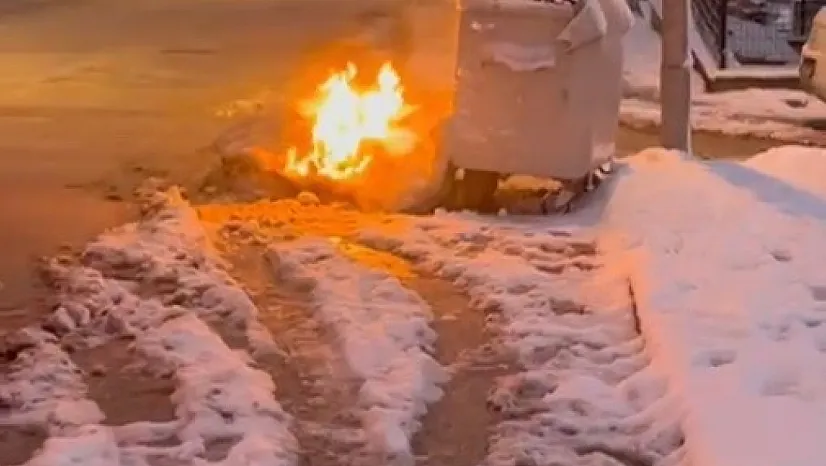 Çöp Konteynırı Yanına Bırakılan Eşyalar Alev Aldı