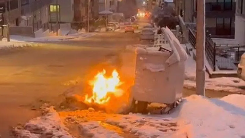 Çöp Konteynırı Yanına Bırakılan Eşyalar Alev Aldı