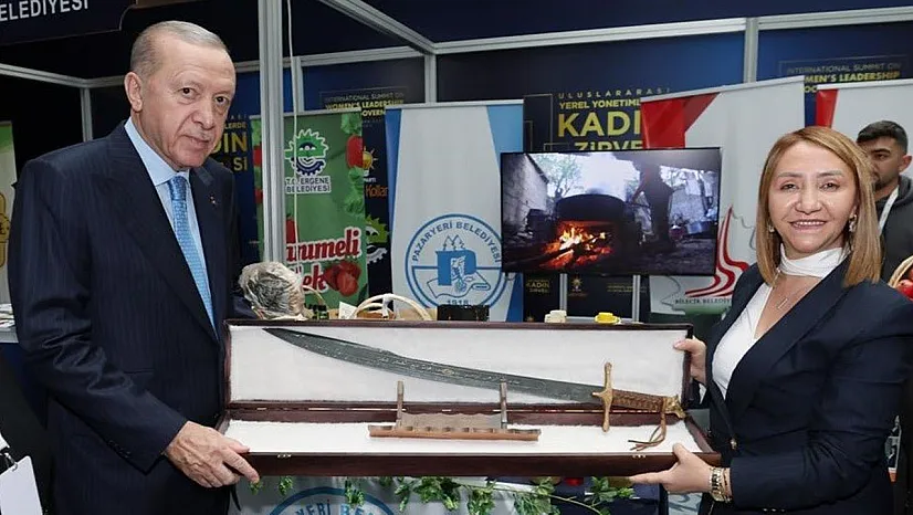 Cumhurbaşkanı Erdoğan'a Kılıç Hediye Etti
