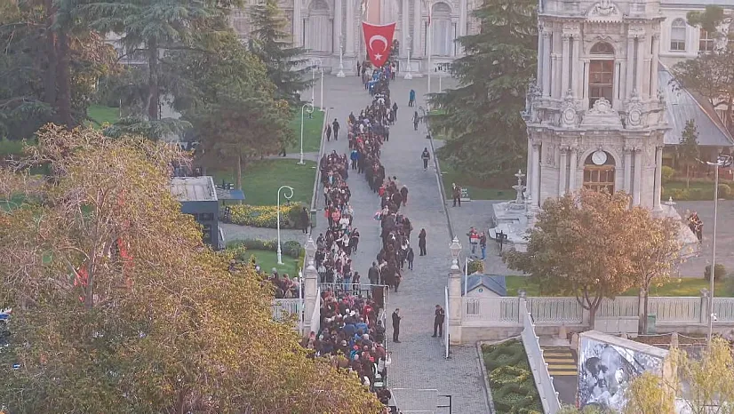 Dolmabahçe'de Atatürk İzdihamı