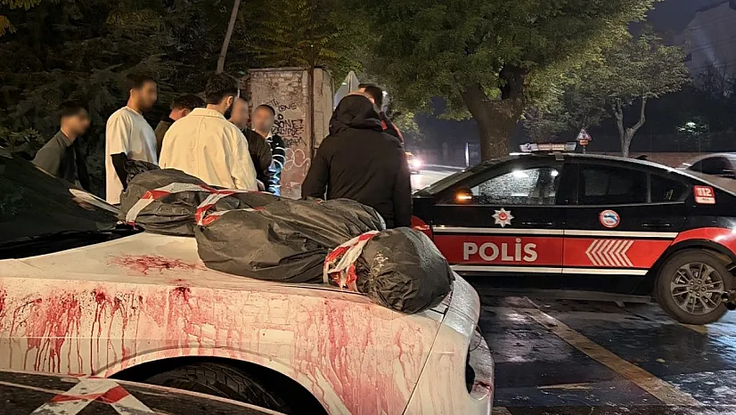 Eskişehir'de Kaputunda Ceset Figürü ve Kan Lekesi Olan Otomobil Polisi Harekete Geçirdi!