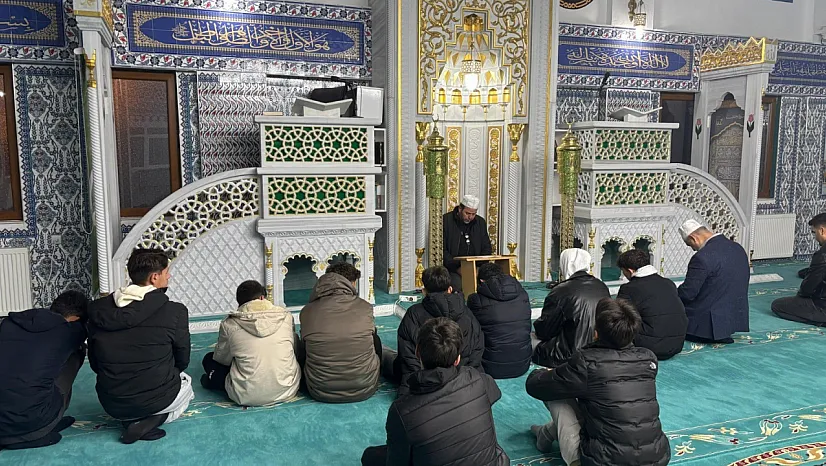Fen Lisesi Öğrencileri Hisar Camii'nde Sabah Namazında Buluştu
