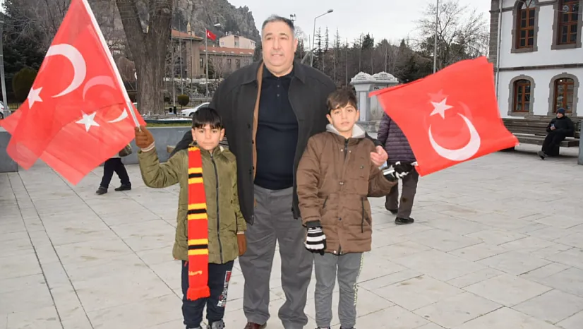 'Gerekirse Bedel Öder, Bayraktan Vazgeçmeyiz'