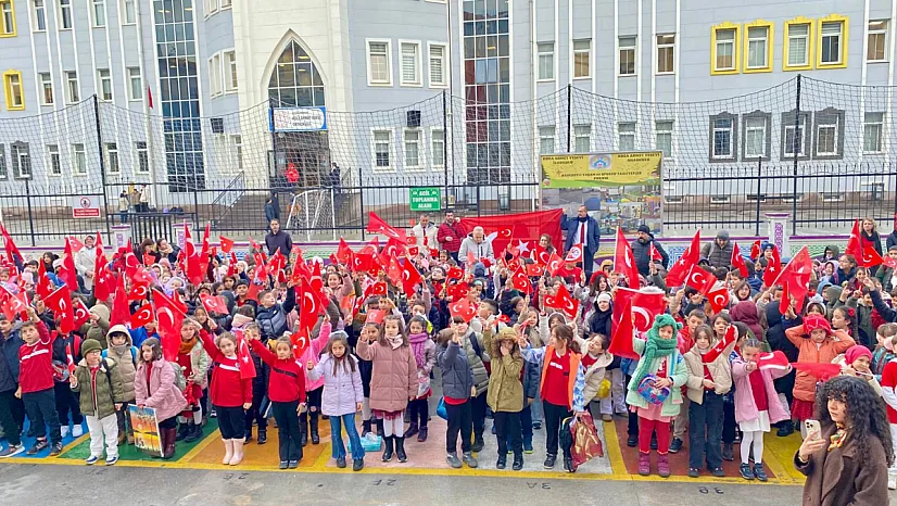 Hoca Ahmet Yesevi İlkokulu'nun Her Öğrencisi Bir Bayrak