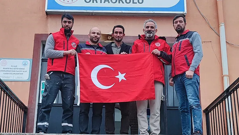 İLKAD, Döğer'de Fatih Ortaokulunu Bayraklarla Donattı