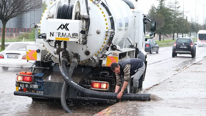 Kütahya'da Sağanak Yağış Yolları Göle Çevirdi