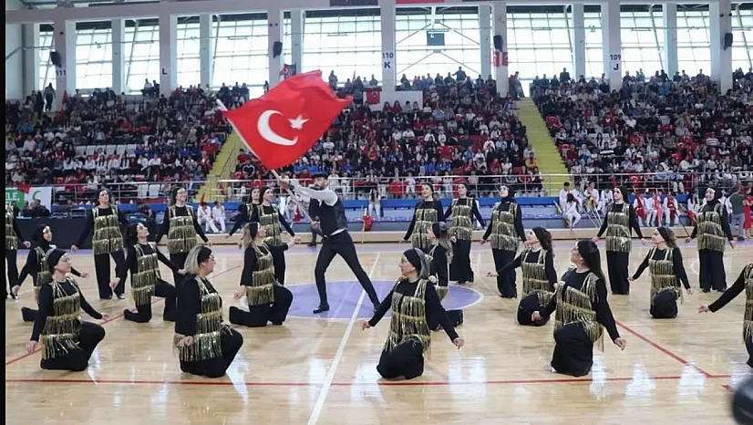 Maarif Halk Dansları Topluluğu 19 Mayıs Törenlerinin Yıldızı Oldu