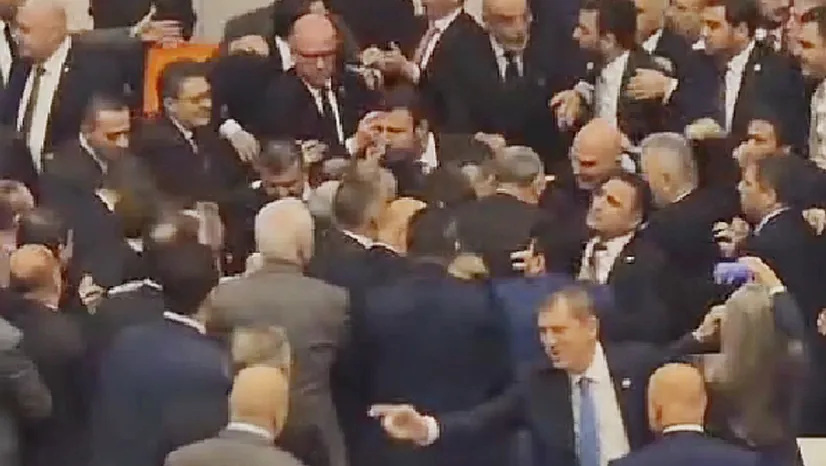 Meclis'te Kavga Çıktı, Milletvekili Arslan Arbede Ortasında Kaldı