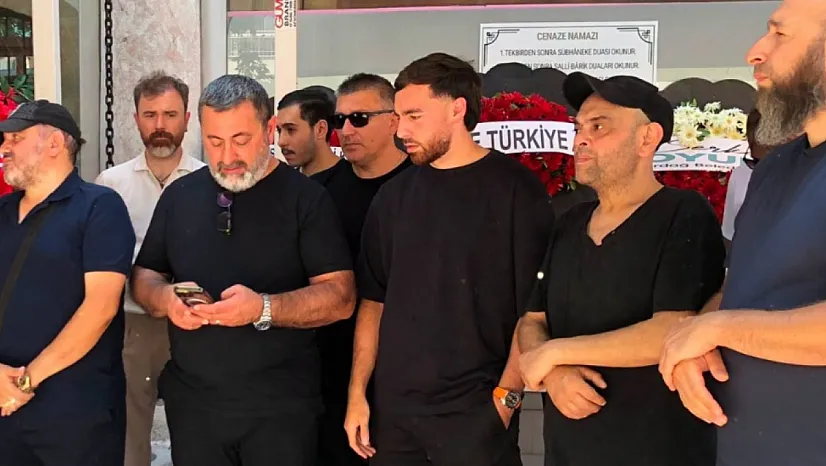 Milli Futbolcu Orkun Kökçü, Anneannesinin Cenaze Namazına Katıldı