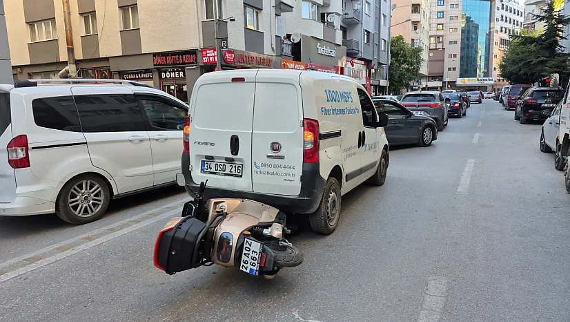 Motosiklet Hafif Ticari Aracın Altına Girdi!