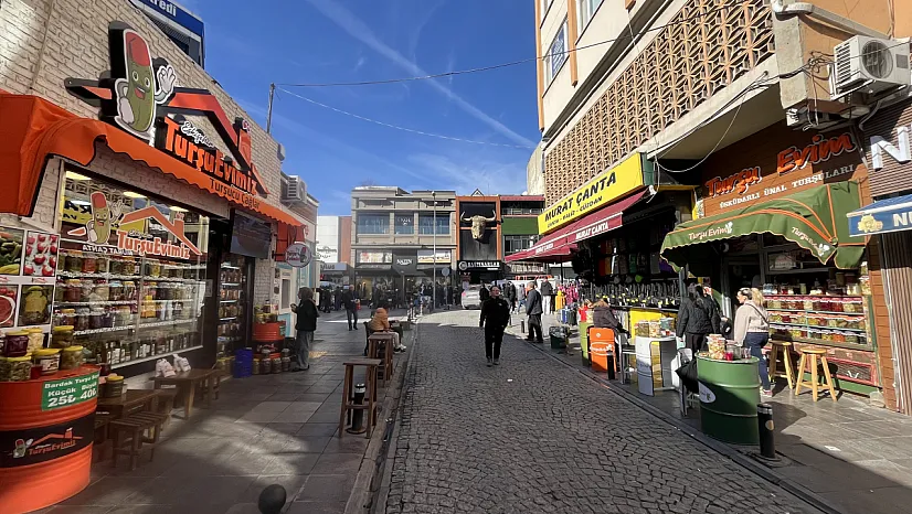 Neşeli Günler Filmi Gerçek Oldu: Eşinin Dükkanı Karşısına Turşucu Açtı