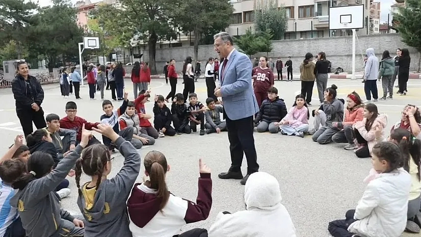 Öğrenciler Şaşkına Döndü! İl Müdürü Bir Anda Oyunlarına Katıldı