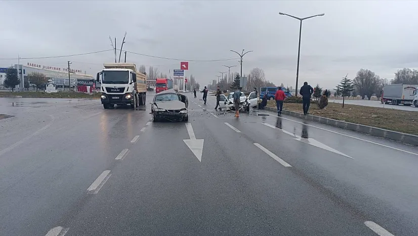 Sinanpaşa'da Can Pazarı! İki Araç Çarpıştı, Yaralılar Araçta Sıkıştı