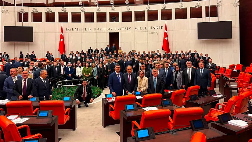 Tarihi Oylamaya Yurdunuseven İmzası: Çerçeve Yasa 467 Oyla Kabul Edildi