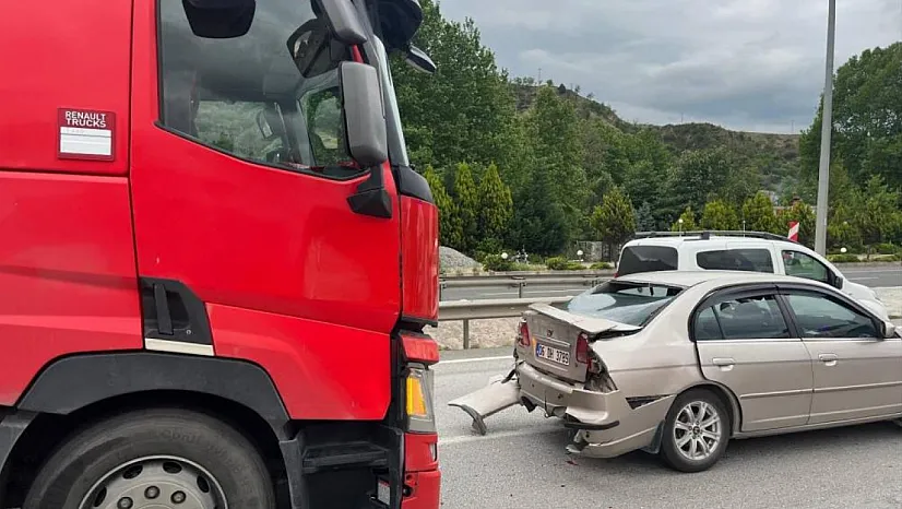 Tır Otomobile Arkadan Çarptı, 2'si Çocuk 3 Kişi Yaralandı