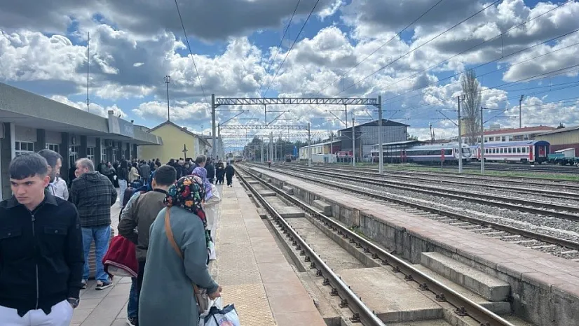 Tren Garı'nda Bayram Ve Ara Tatil Dönüş Yoğunluğu