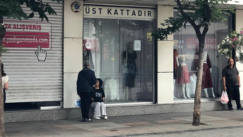 Vatandaşlar Yağmurdan Kaçmak İçin Saçakların Altına Sığındı