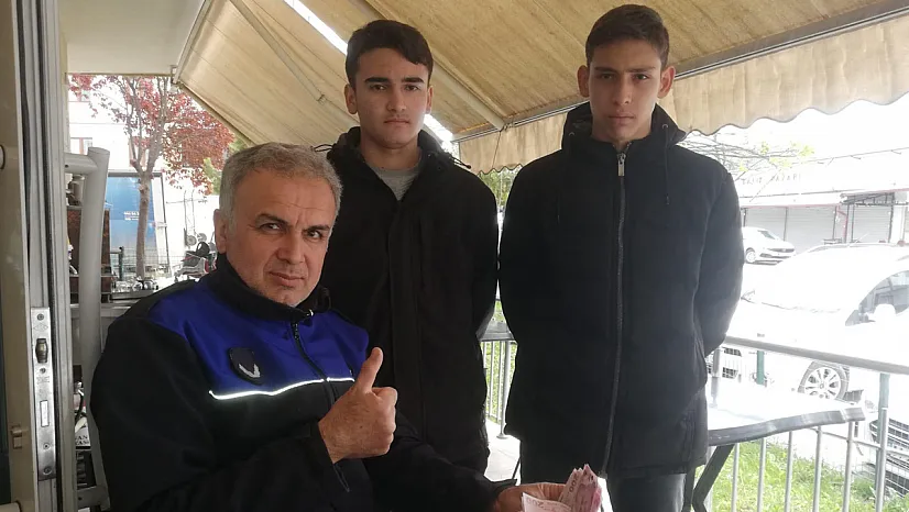 Yerde Bir Miktar Para Bulan Gençlerden Örnek Davranış