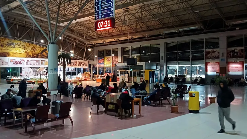 Yollarda Don, Afyon Otogarı'nda Yoğunluk Var