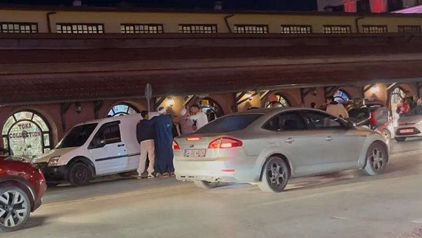 Yolunda İlerleyen Araca Çarpıp Sürücüsünün Üzerine Yürüdüler