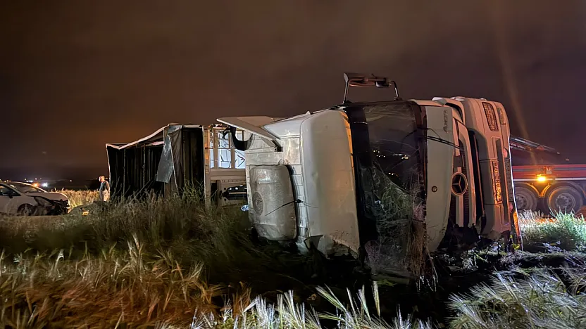 20 Ton Mısır Yola Saçıldı: 4 Yaralı
